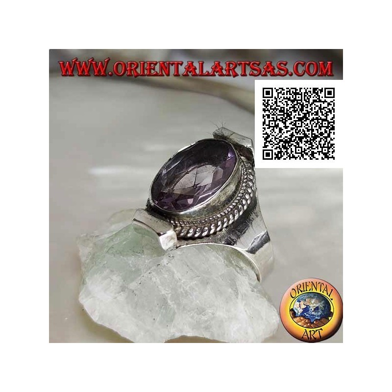 Silberring mit natürlichem ovalem facettiertem Amethyst, umgeben von Webereien in nepalesischer Umgebung