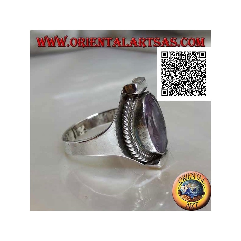 Silberring mit natürlichem ovalem facettiertem Amethyst, umgeben von Webereien in nepalesischer Umgebung