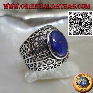Bague en argent avec lapis lazuli ovale sur une large bande arrondie à décor ajouré