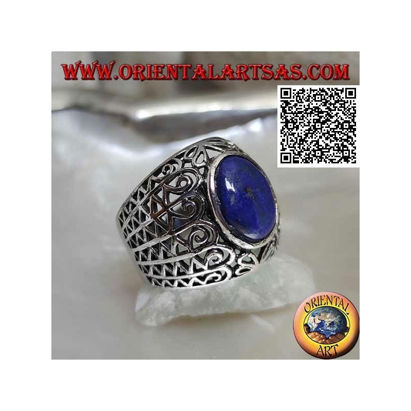 Anillo de plata con lapislázuli ovalado en una banda ancha redondeada con decoración calada