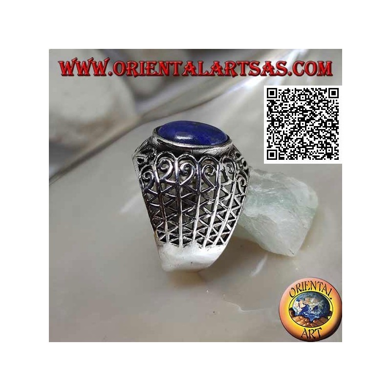 Silberring mit ovalem Lapislazuli auf einem breiten, abgerundeten Band mit durchbrochener Dekoration