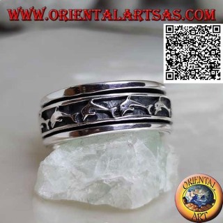 Anillo de plata giratorio antiestrés, con una serie de delfines saltarines en bajorrelieve