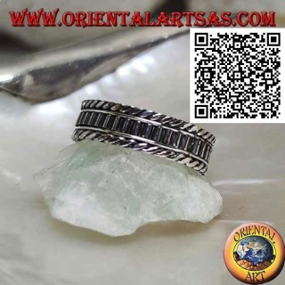 Anillo de plata con segmentos verticales entre cordones enrollados