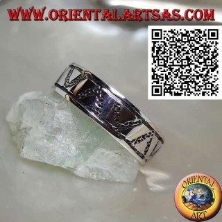 Silver ring with triangles engraved on triangles in bas-relief