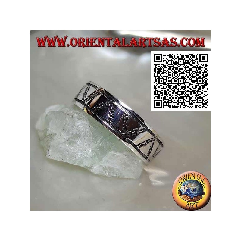 Silver ring with triangles engraved on triangles in bas-relief