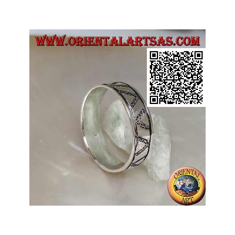 Bague en argent avec triangles gravés sur triangles en bas-relief