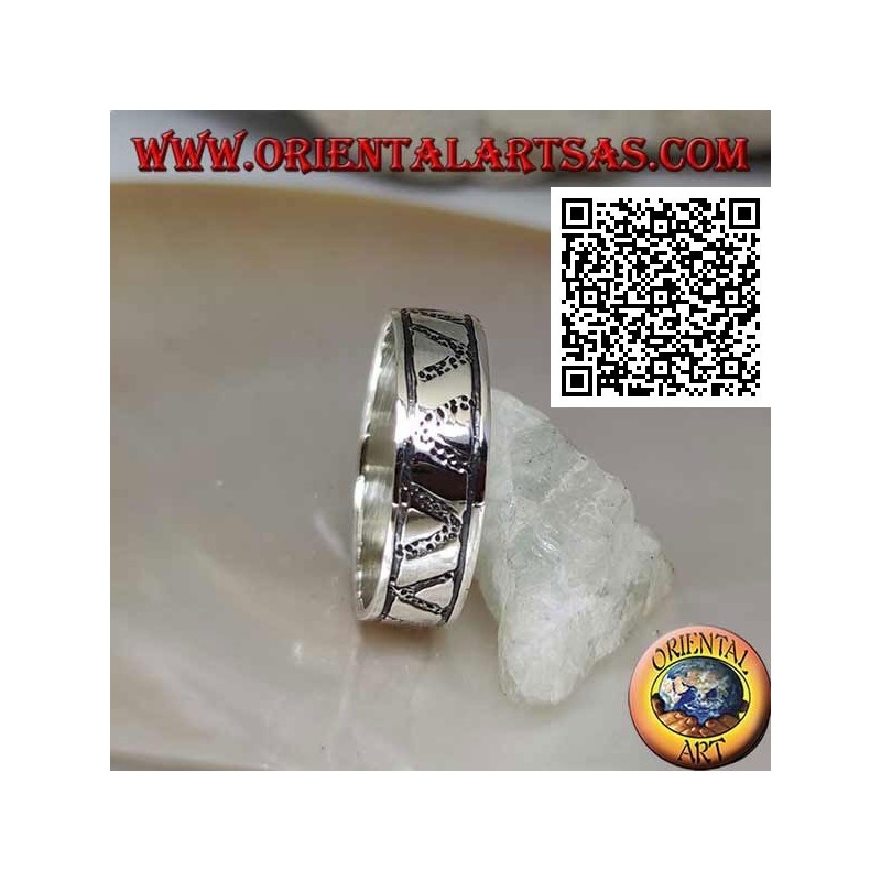 Silver ring with triangles engraved on triangles in bas-relief