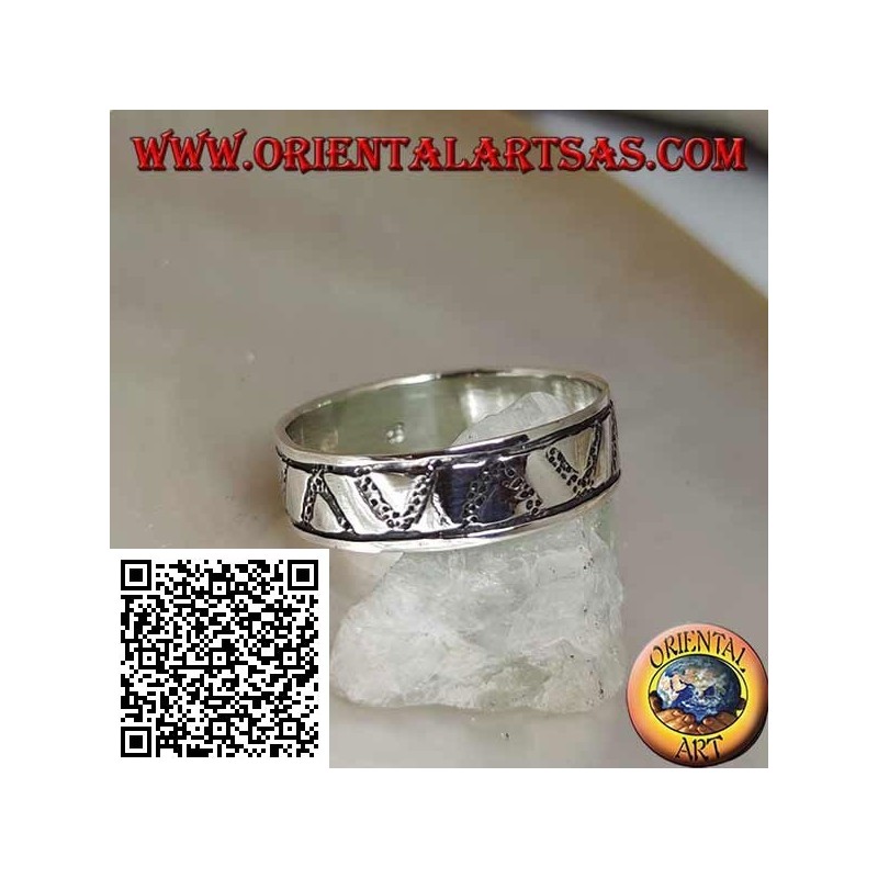Anello a fedina in argento con triangoli incisi su triangoli in bassorilievo