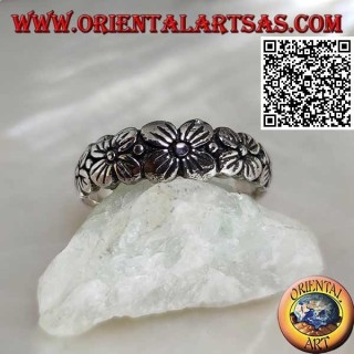 Bague en argent avec bande gravée avec rangée croissante de fleurs à quatre pétales en relief