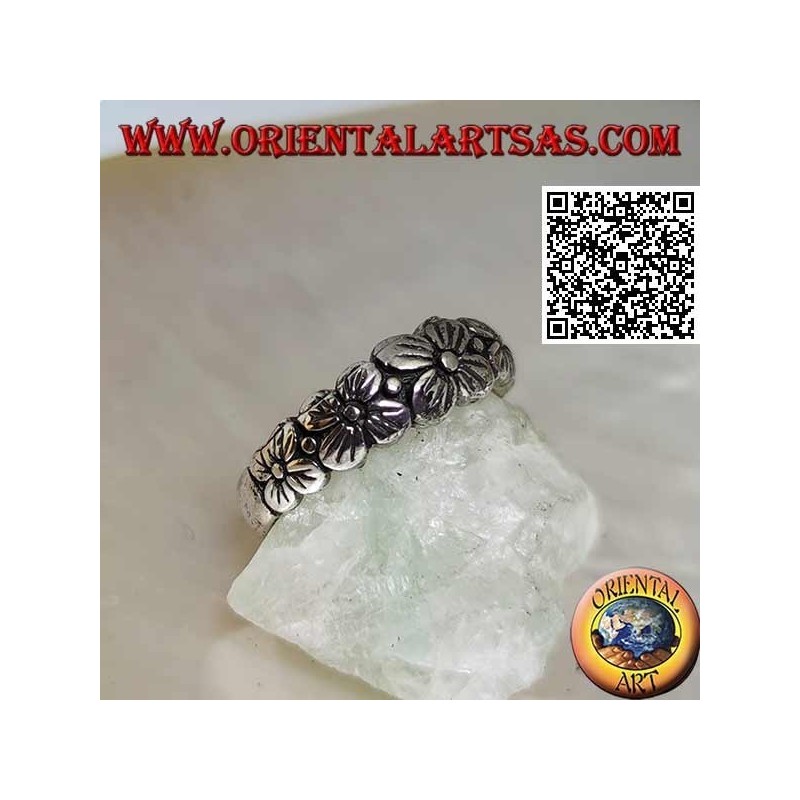 Bague en argent avec bande gravée avec rangée croissante de fleurs à quatre pétales en relief