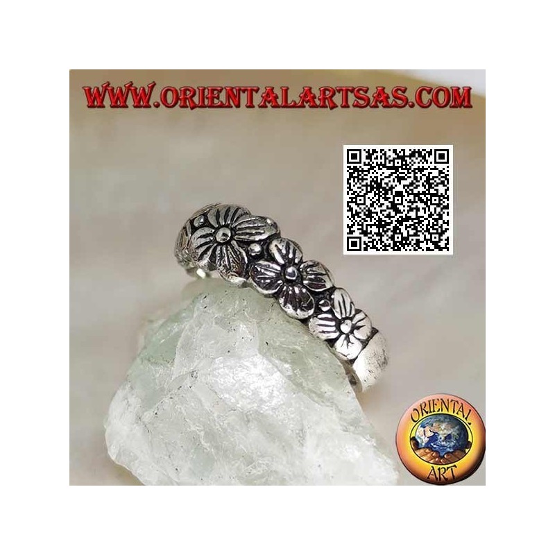 Bague en argent avec bande gravée avec rangée croissante de fleurs à quatre pétales en relief