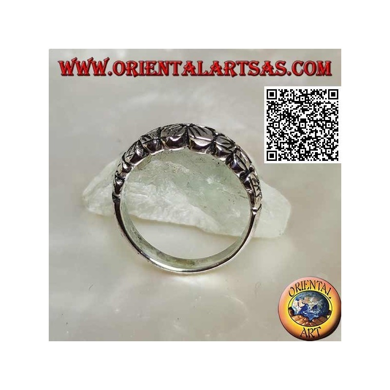 Bague en argent avec bande gravée avec rangée croissante de fleurs à quatre pétales en relief