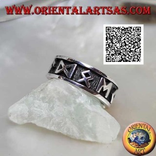 Bague en argent avec bande gravée avec symboles et M en bas-relief