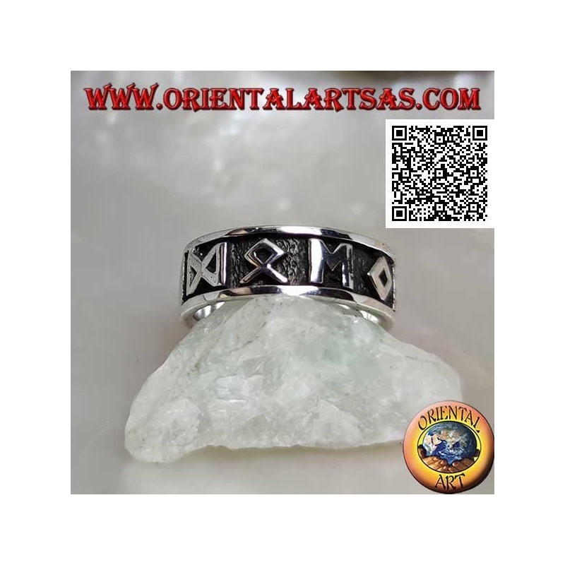 Anillo de plata con banda grabada con símbolos y M en bajorrelieve