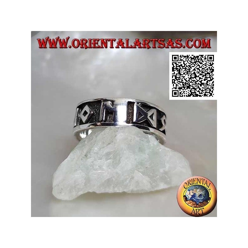 Anillo de plata con banda grabada con símbolos y M en bajorrelieve