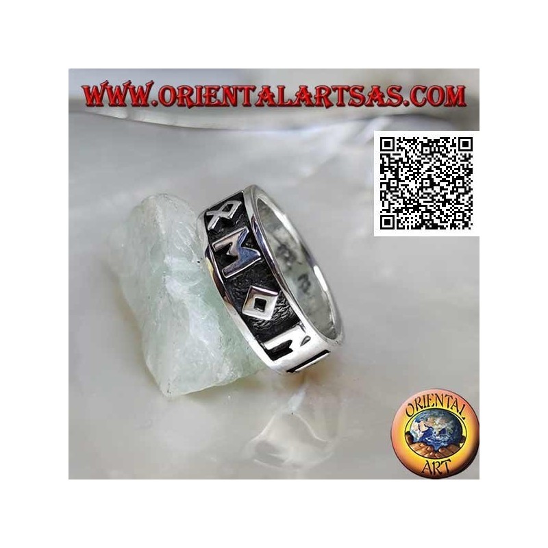 Anello in argento a fedina lavorata con simboli e M in bassorilievo