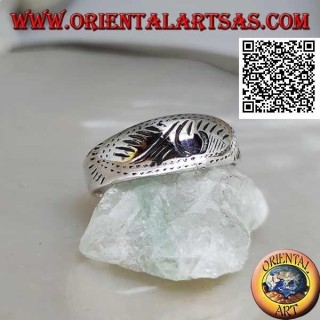 Bague en argent avec un design oriental légèrement sculpté