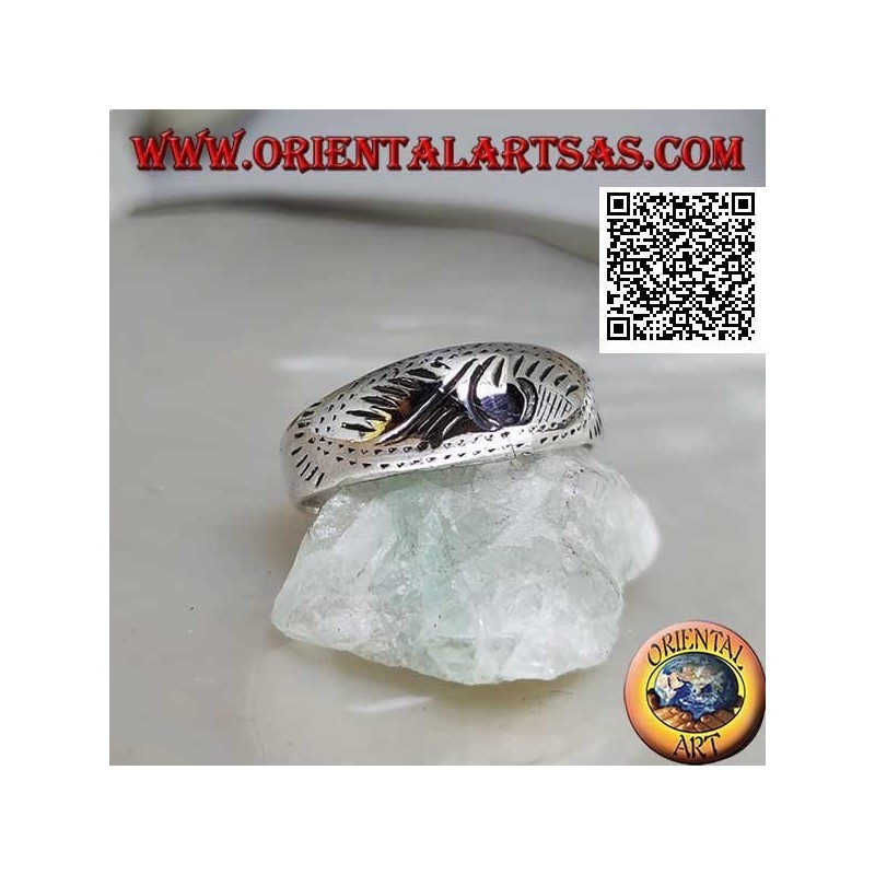 Anillo de plata con un diseño oriental ligeramente tallado