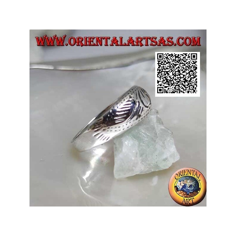 Anillo de plata con un diseño oriental ligeramente tallado