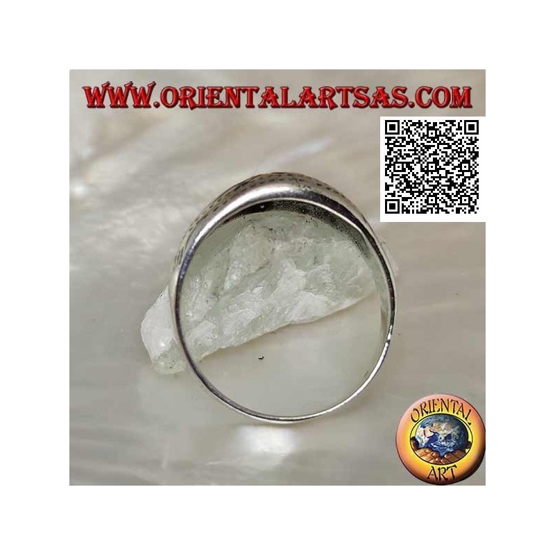Bague en argent avec un design oriental légèrement sculpté