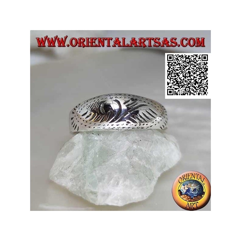 Anello in argento a fedina con disegno orientale leggermente intagliato