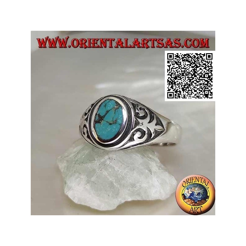 Bague en argent avec turquoise ovale naturelle avec lys impérial en bas-relief sur les côtés