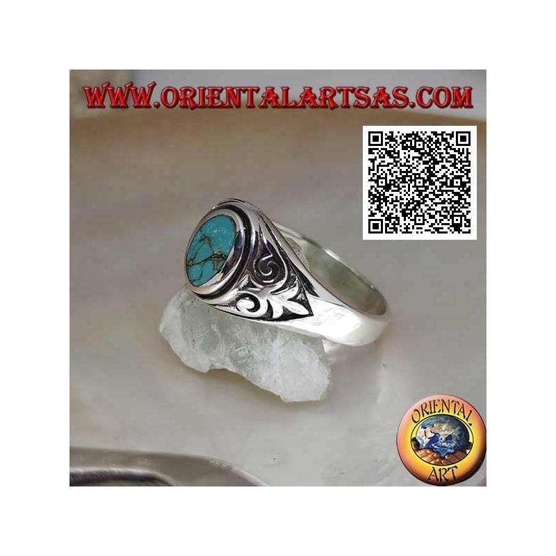 Bague en argent avec turquoise ovale naturelle avec lys impérial en bas-relief sur les côtés