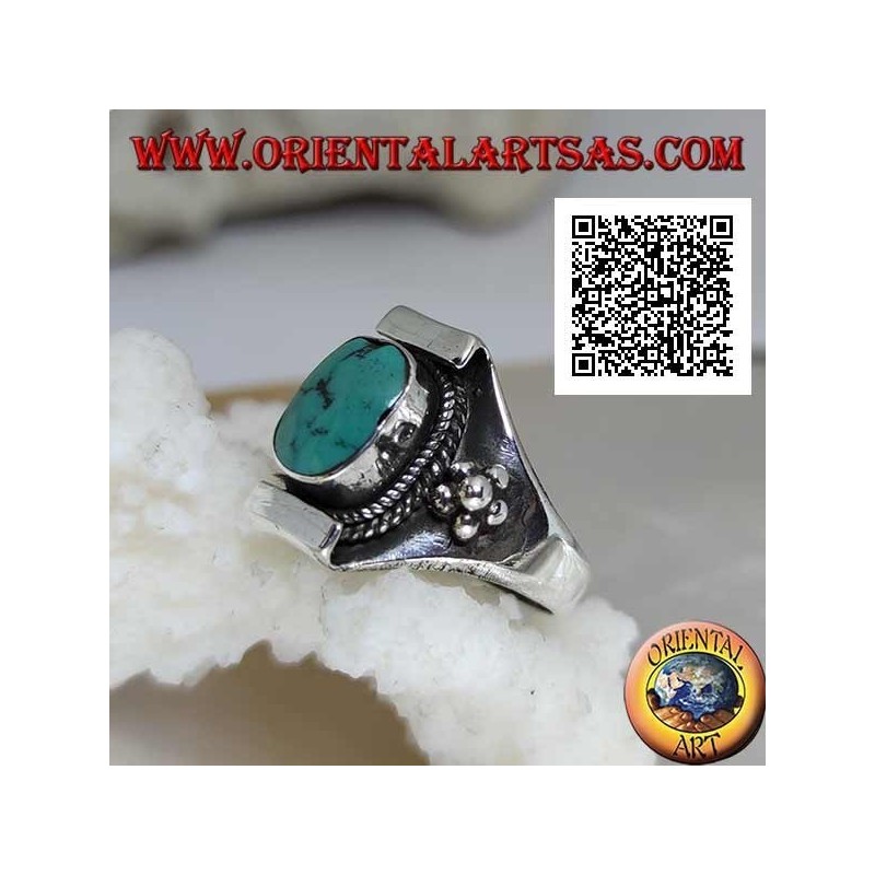 Bague en argent avec turquoise tibétaine antique en serti népalais avec fleur de boules sur les côtés (16)