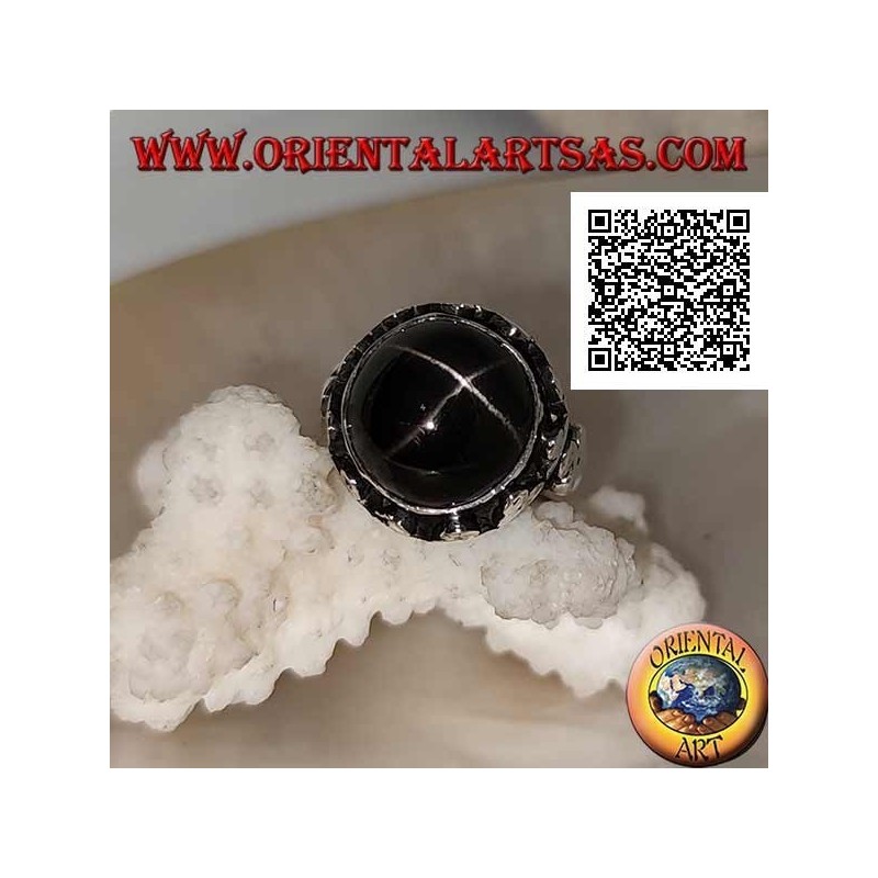 Silberring mit einem runden schwarzen Stern in Cabochonform auf einem hochkantigen Rahmen mit drei Scheiben