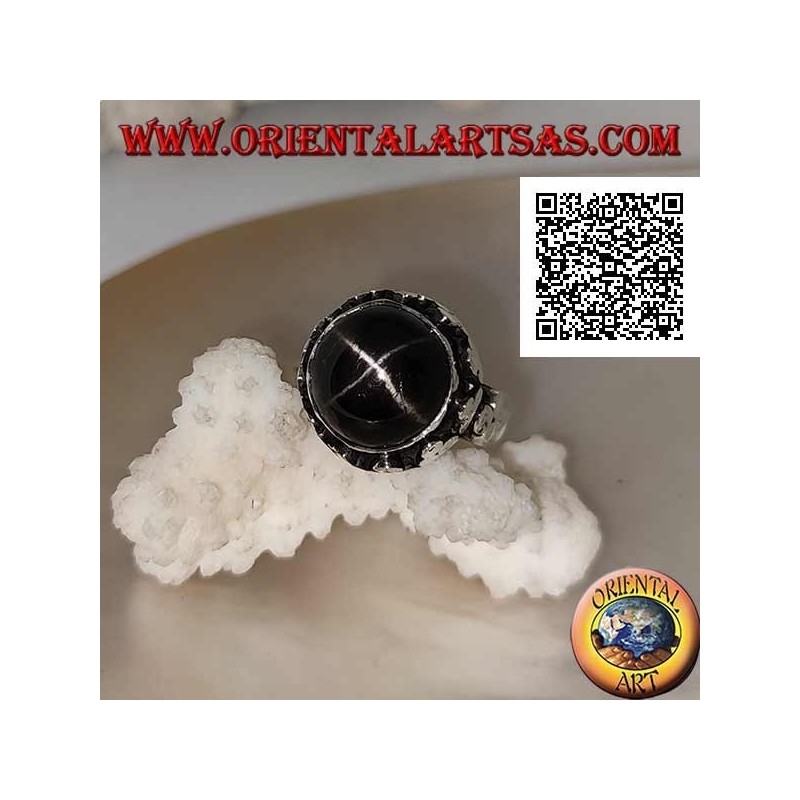 Silberring mit einem runden schwarzen Stern in Cabochonform auf einem hochkantigen Rahmen mit drei Scheiben