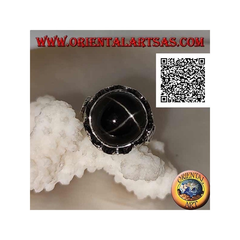 Anillo de plata con una estrella negra redonda en forma de cabujón en un marco de borde alto con trío de discos