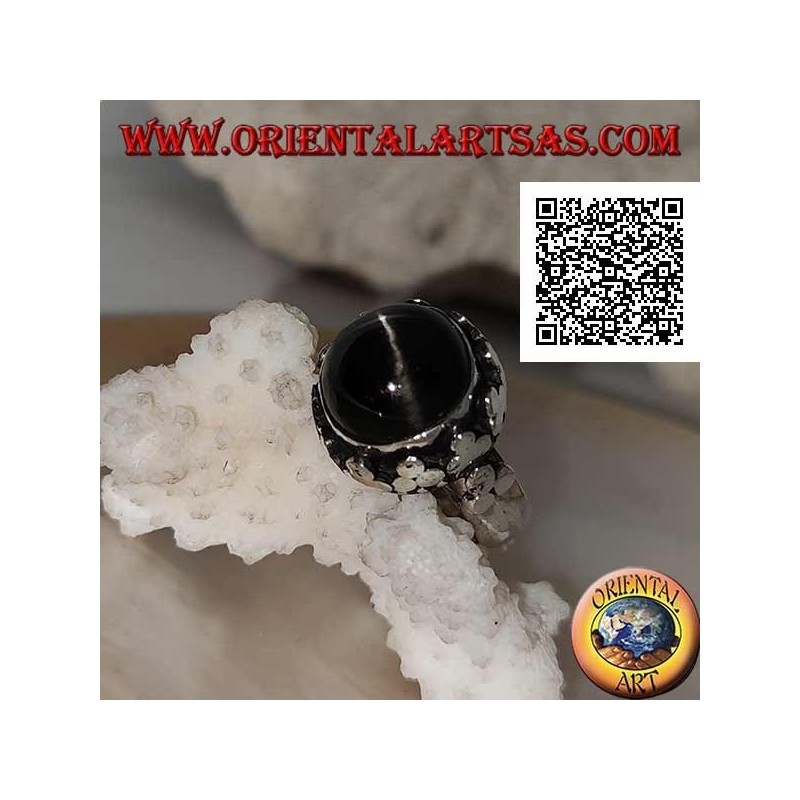 Bague en argent avec une étoile noire ronde en forme de cabochon sur une monture à bords hauts avec trio de disques