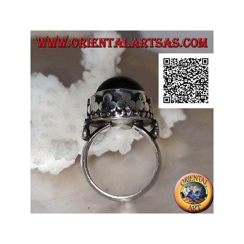 Bague en argent avec une étoile noire ronde en forme de cabochon sur une monture à bords hauts avec trio de disques