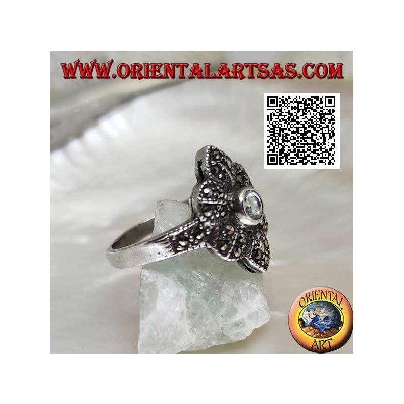 Anello in argento con acquamarina tonda su fiore a sei petali tempestato di marcassite