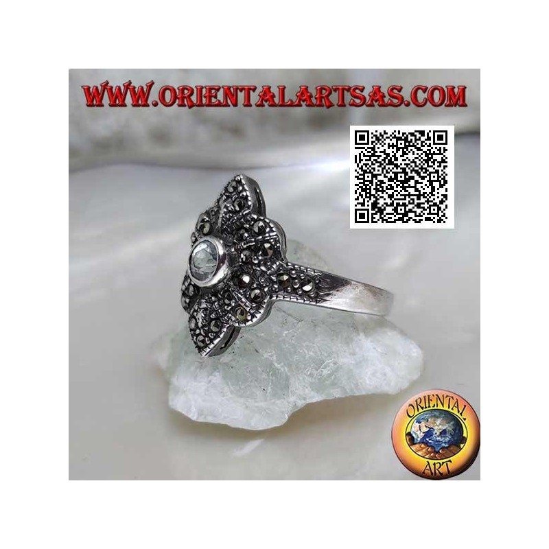 Bague en argent avec aigue-marine ronde sur une fleur à six pétales parsemée de marcassite