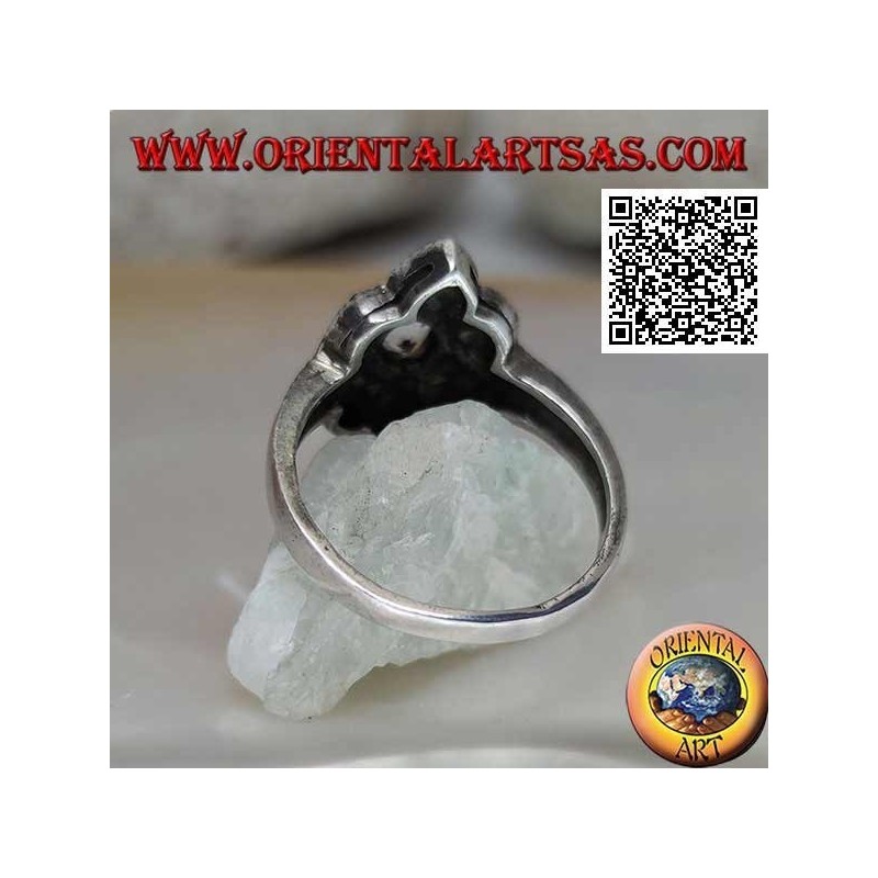 Anillo de plata con aguamarina redonda sobre una flor de seis pétalos tachonada de marcasita