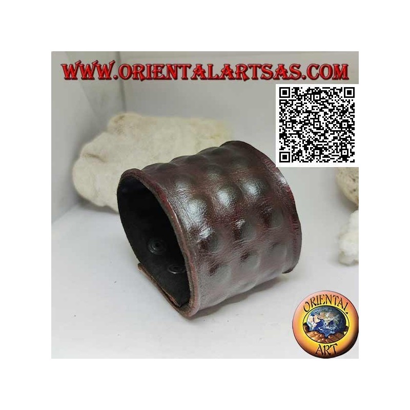 Bracciale largo in vero cuoio, tre file di quadretti in rilievo con chiusura a clip e 2 lunghezze (marrone)