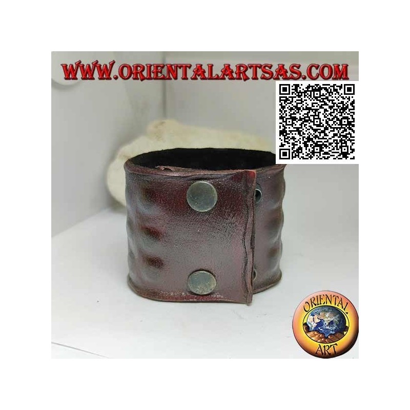 Bracelet large en cuir véritable, trois rangées de carrés en relief avec fermeture à clip et 2 longueurs (marron)