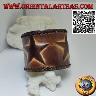 Breites Armband aus echtem Leder, drei Sterne im Relief mit Clipverschluss und 2 Längen