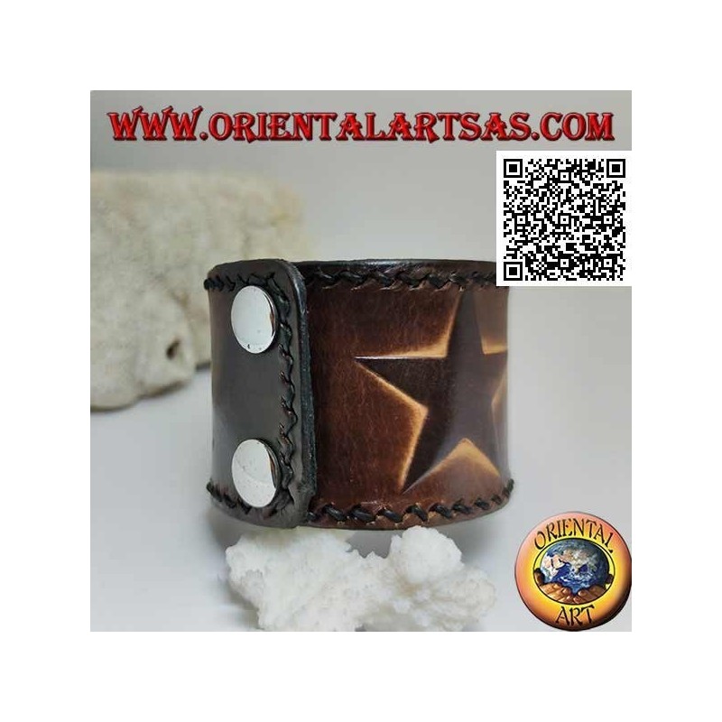 Pulsera ancha en piel auténtica, tres estrellas en relieve con cierre de clip y 2 largos