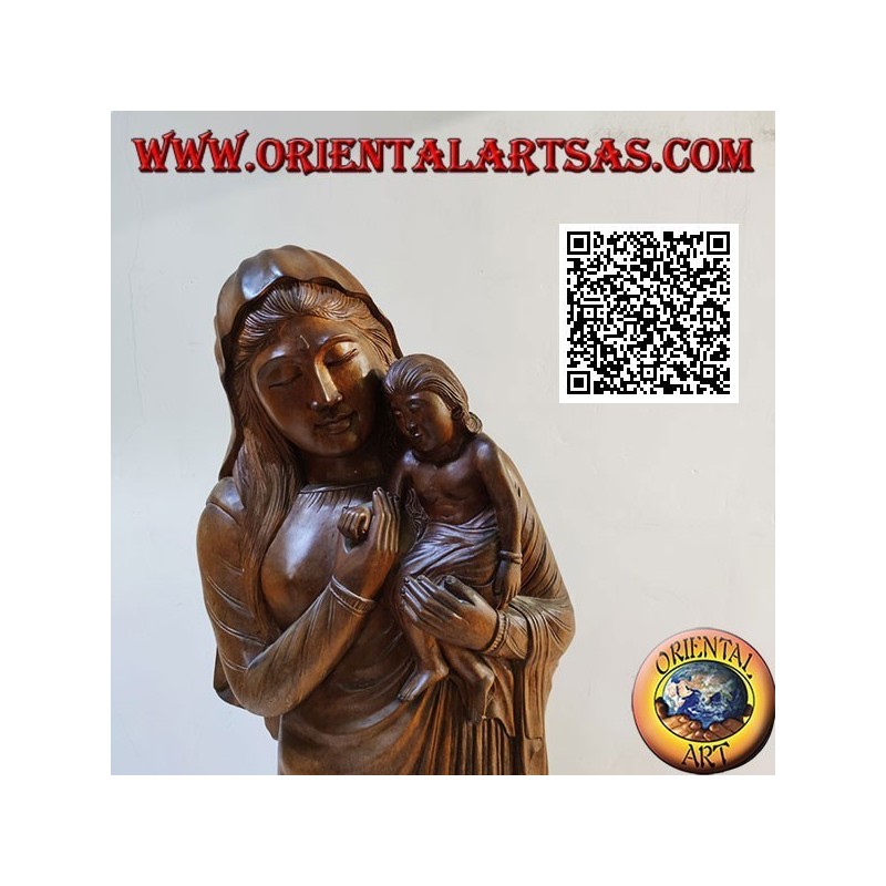 Escultura de una madre con su hijo en el regazo realizada en un solo bloque de madera de suar (148 cm)