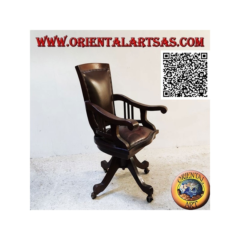 Sillón de oficina en madera de teca con asiento tapizado y respaldo tapizado en cuero y ruedas