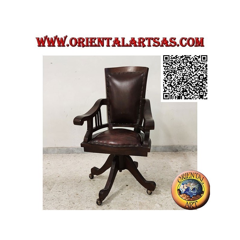 Sillón de oficina en madera de teca con asiento tapizado y respaldo tapizado en cuero y ruedas