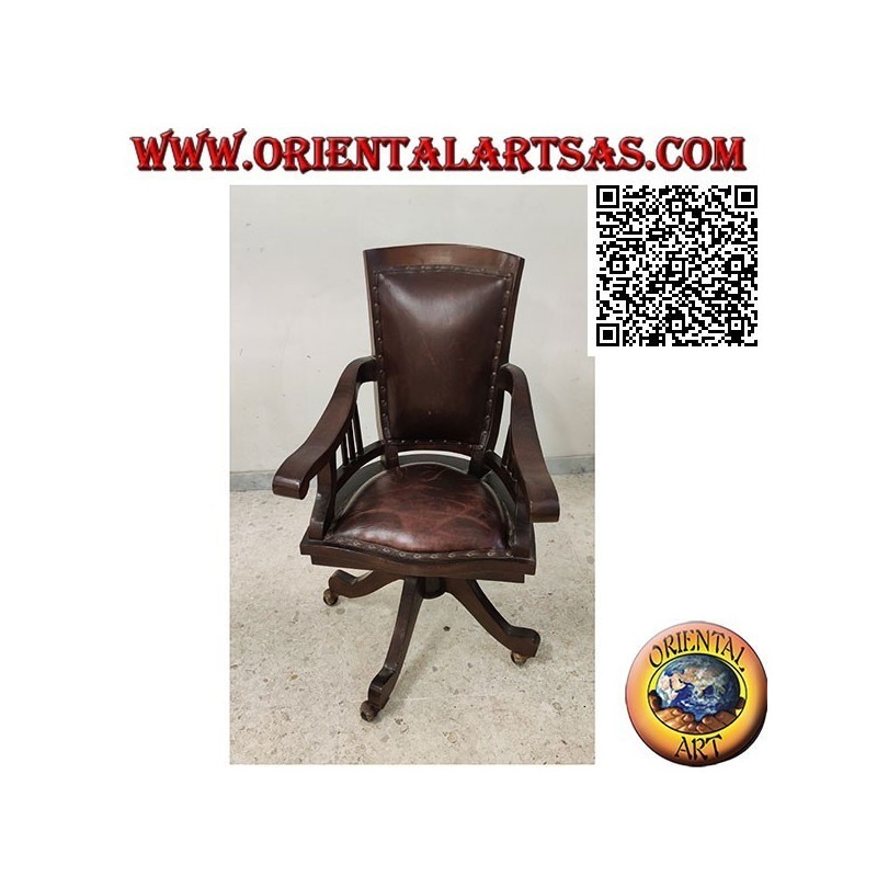 Sillón de oficina en madera de teca con asiento tapizado y respaldo tapizado en cuero y ruedas