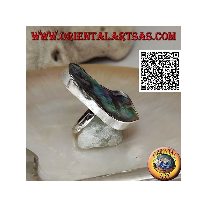 Anillo de plata con gran concha de paua irregular (abulón) en una banda simple