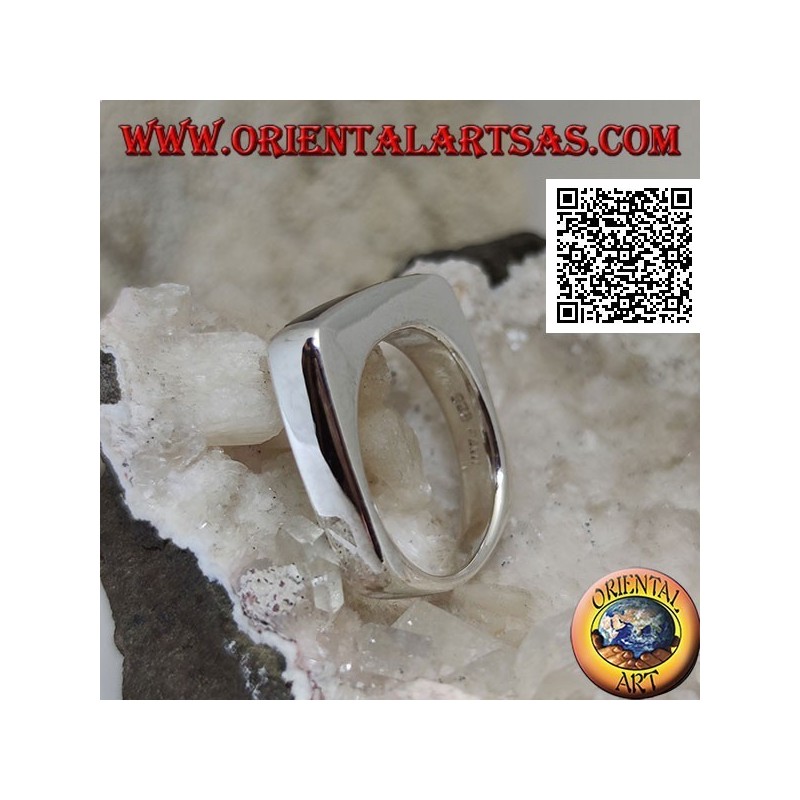 Silberring mit schmalem rechteckigem Onyx bündig mit der Kante auf einem dicken glatten Rahmen