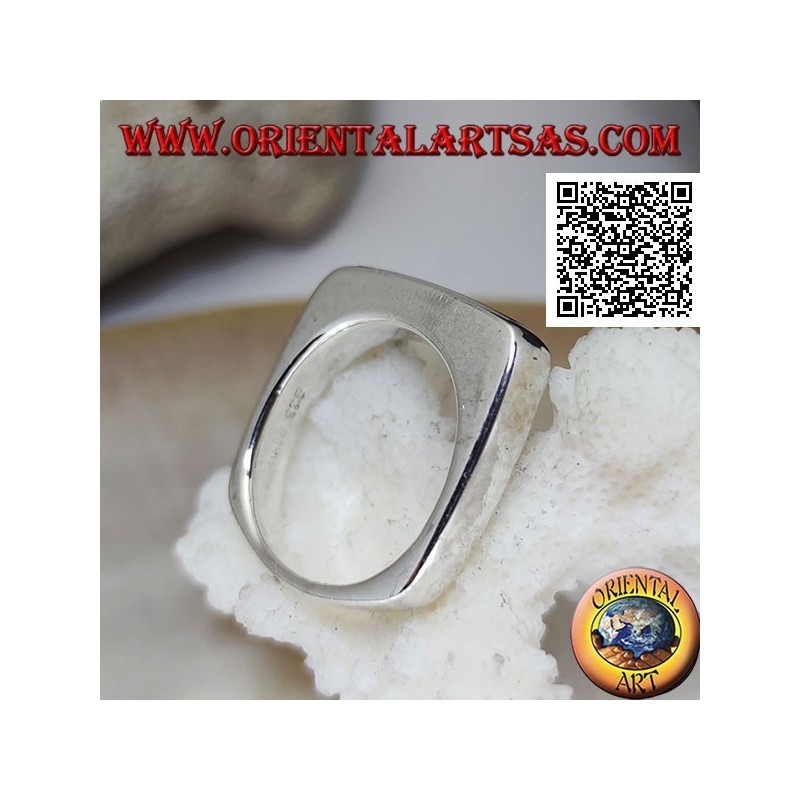 Silberring mit schmalem rechteckigem Onyx bündig mit der Kante auf einem dicken glatten Rahmen