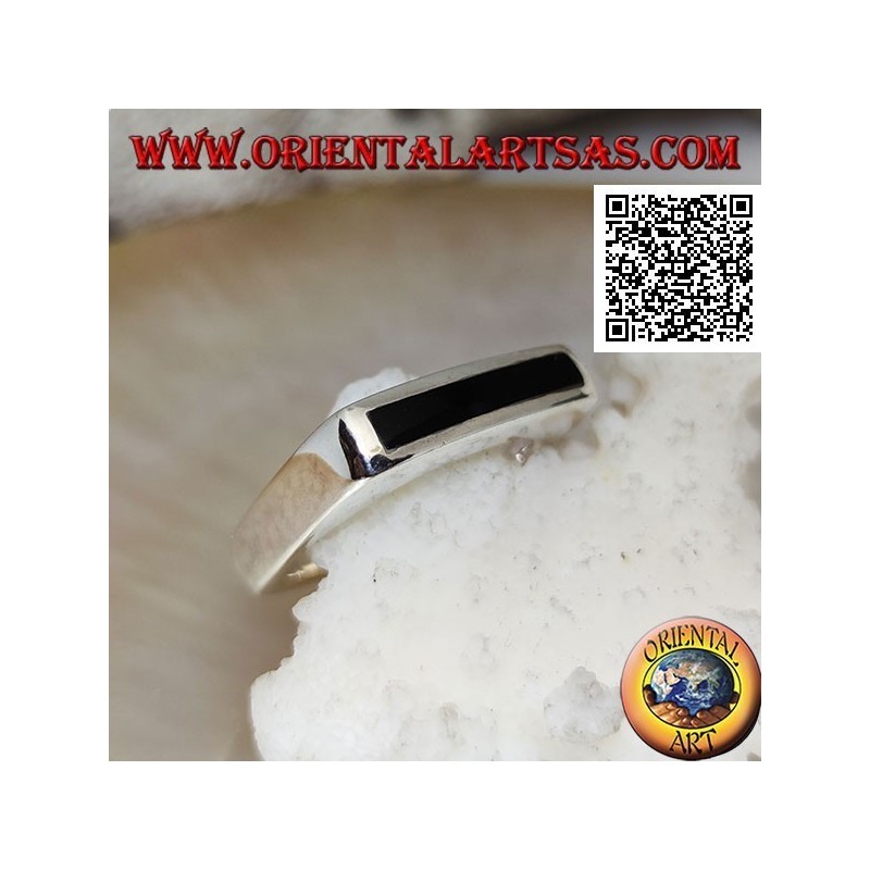 Anillo de plata con ónix rectangular estrecho al ras con el borde en un marco liso grueso