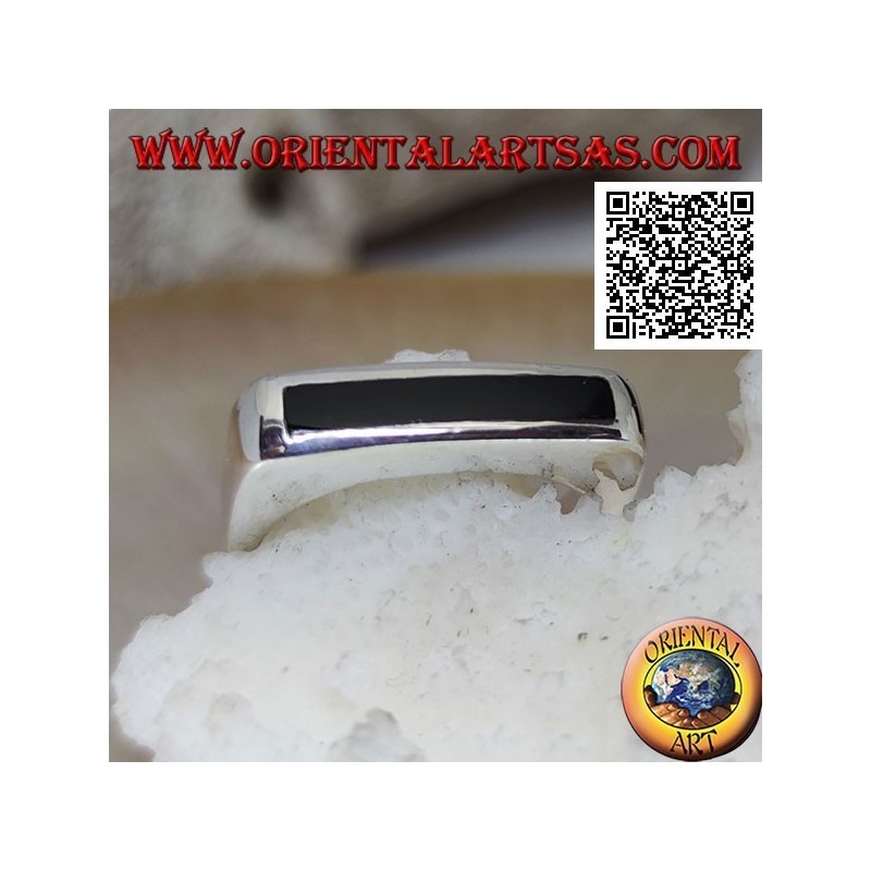 Silberring mit schmalem rechteckigem Onyx bündig mit der Kante auf einem dicken glatten Rahmen