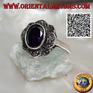 Anillo de plata con circonita ovalada color amatista rodeada de tiras onduladas de marcasita